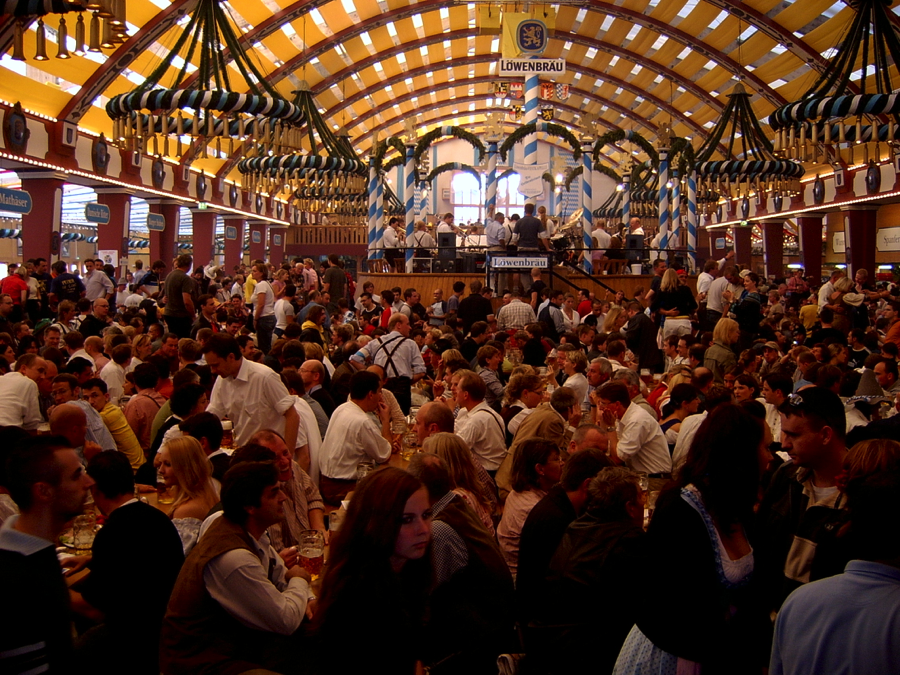 Октоберфест сколько пивоварен участвует в празднике. Бавария Октоберфест. Октоберфест в Мюнхене. Баварский пивной фестиваль. Большой пивной фестиваль в Лондоне.